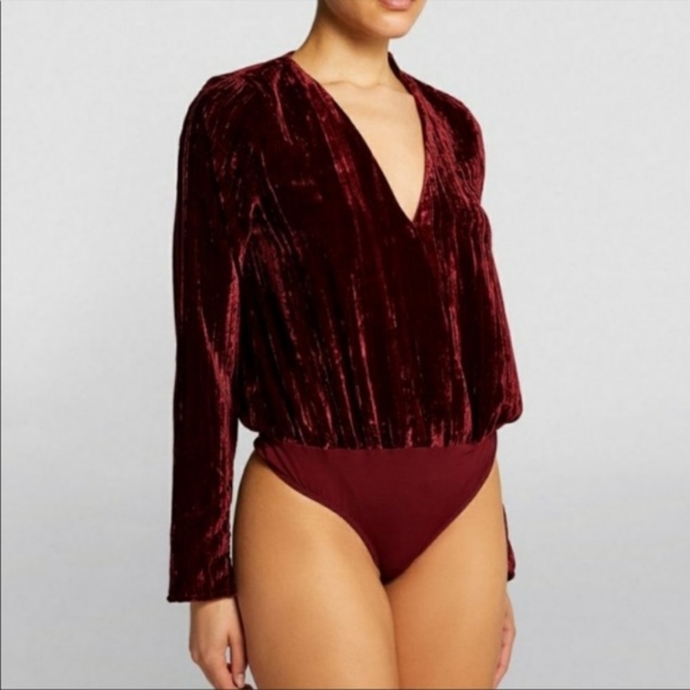 Good American Velvet Long Sleeve V-Neck Bodysuit in Burgundy